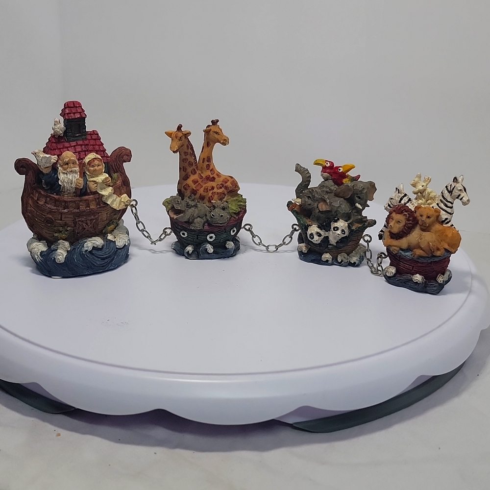 Noahs ark with animals